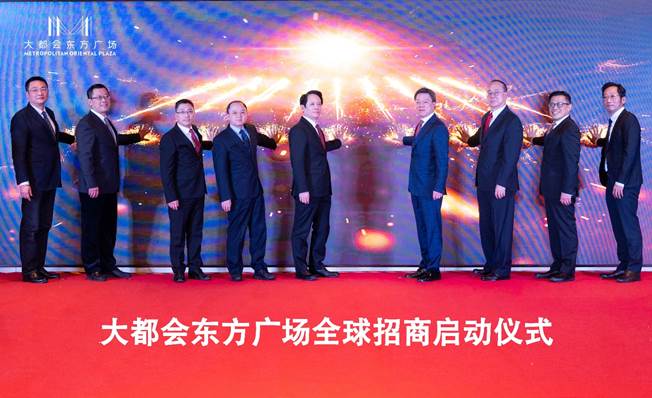 一群人站在舞台上表演的几个人
描述已自动生成